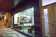 Hostel fica nas imediações de restaurante. Não se sabe exatamente qual o património do chefe da claque dos azuis-e-brancos