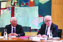 António Costa com o ministro adjunto Eduardo Cabrita, que lidera processo   