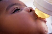 Avó encheu biberão da neta com produto de limpeza, pensando tratar-se de sumo de uva