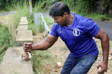 Abeesh Dominic é o recordista a partir cocos com a mão