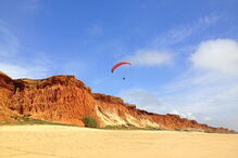 Homem praticava parapente quando caiu