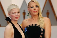 As atrizes Michelle Williams e Busy Philipps