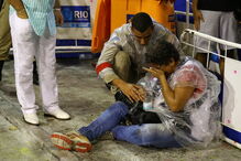 Carro alegórico esmaga 20 jornalistas e foliões