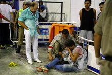 Carro alegórico esmaga 20 jornalistas e foliões