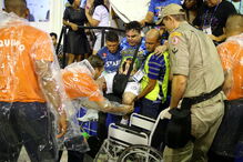 Carro alegórico esmaga 20 jornalistas e foliões