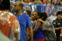 Carro alegórico esmaga 20 jornalistas e foliões