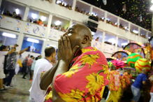 Carro alegórico esmaga 20 jornalistas e foliões