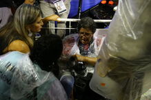 Carro alegórico esmaga 20 jornalistas e foliões