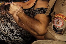 Carro alegórico esmaga 20 jornalistas e foliões