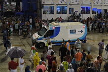 Carro alegórico esmaga 20 jornalistas e foliões