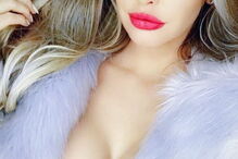 Emily Sears sem pudor no Instagram