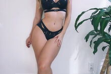 Emily Sears sem pudor no Instagram