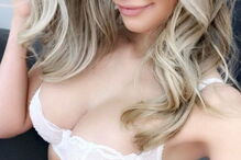 Emily Sears sem pudor no Instagram