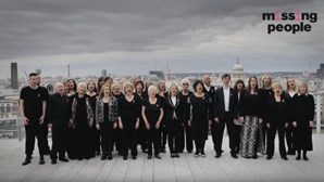 The Missing People Choir canta 'I Miss You'