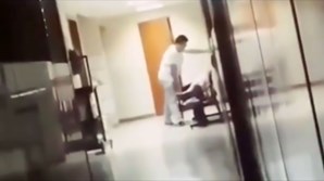 O médico Mauricio Cuba foi filmado a abusar de uma paciente que dormia na sala de espera