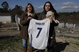 Glória Carvalho e Liliana Santos mostram ao CM a camisola autografada que Cristiano Ronaldo lhes enviou   