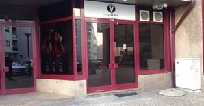 Vice Versa Bar fica no piso térreo de um edifício de escritórios e habitação