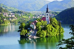 Localizada a noroeste da Eslovénia, Bled é das cidades mais românticas. Encontra-se rodeada de pitorescas montanhas e nas margens de um lago onde se encontra uma pequena ilha com uma igreja antiga e encantadora, que em tempos foi um local de adoração de Ziva, a Deusa do amor e da fertilidade. O aeroporto mais próximo é Jože Pucnik de Liubliana, em Brnik, a 36 km de Bled, para o qual a TAP tem voos a partir de 350€