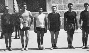 Num jogo de futebol em Mangualde, em 1957 (2º a contar da direita)