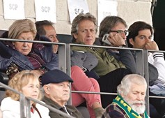 Jorge Jesus, ao centro, a assistir ao jogo Sporting B-Desp. Aves, no passado domingo, na Academia de Alcochete