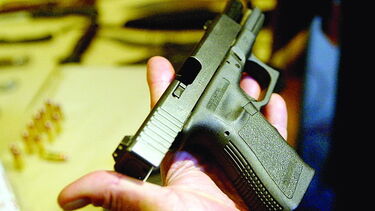 Rapaz de 19 anos baleado no peito em paragem de autocarro