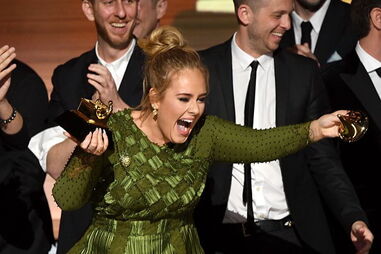Adele partiu prémio ao meio para dividir com Beyoncé