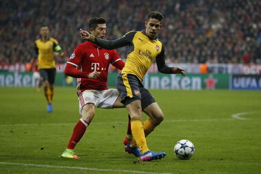 Robert Lewandowski em ação com  Gabriel Paulista