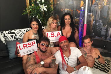 Sá Leão, o "Ministro do Sexo" com os seus secretários e secretárias de Estado. Série para adultos é um sucesso