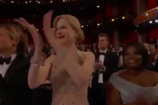 Francisco reza em português na Capelinha das Aparições