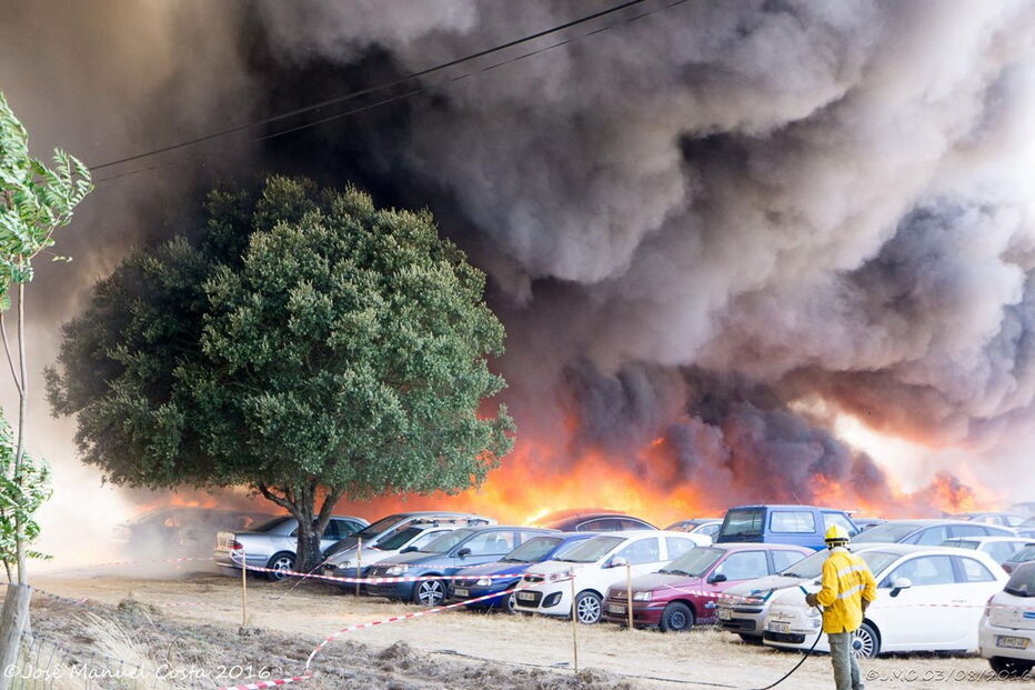 Incêndio deflagrou no parque de estacionamento do festival