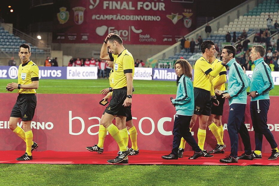 árbitros, futebol, desporto, observadores, desempenho