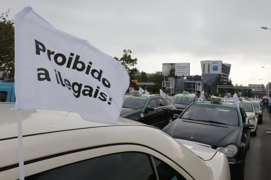 Taxistas durante manifestação junto ao Aeroporto de Lisboa
