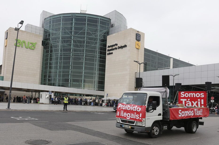 Taxistas durante manifestação junto ao Aeroporto de Lisboa