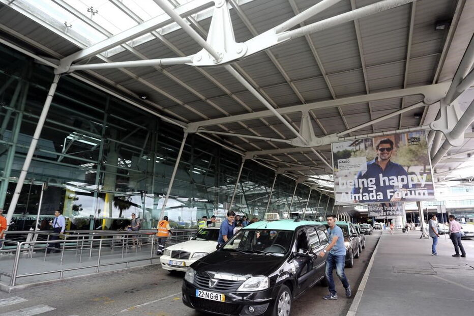 Taxistas durante manifestação junto ao Aeroporto de Lisboa