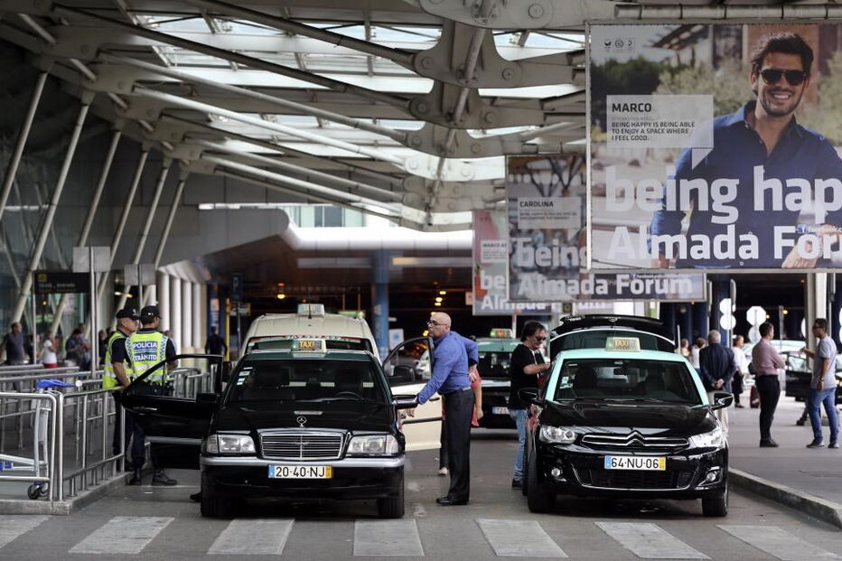 Taxistas durante manifestação junto ao Aeroporto de Lisboa