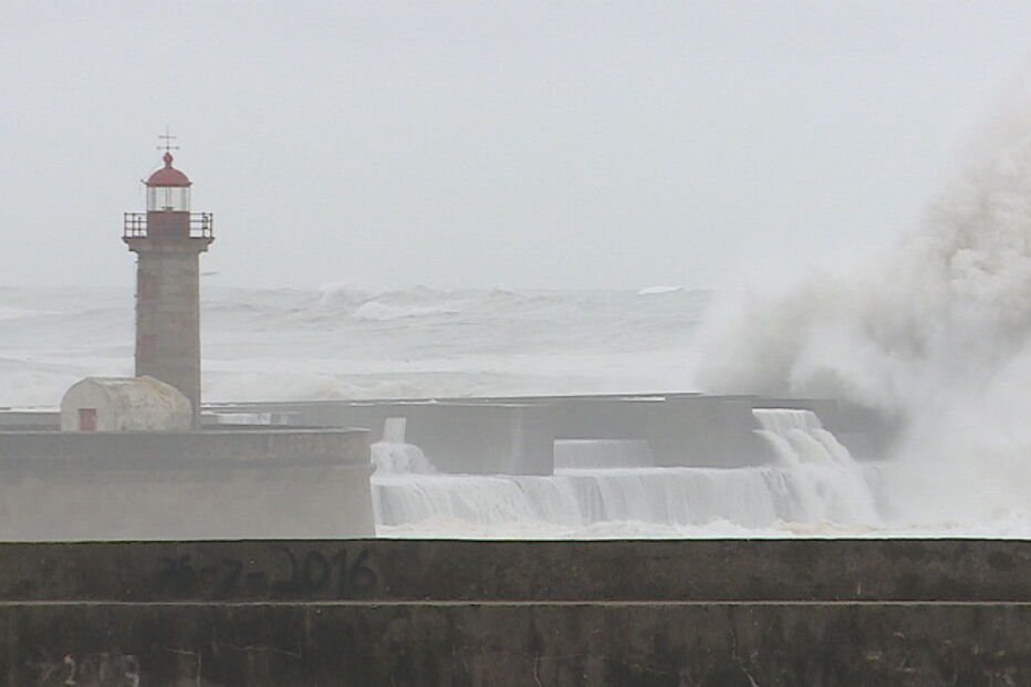 porto, ondas, vagas, alerta, mau tempo, estrada, farol, paredão