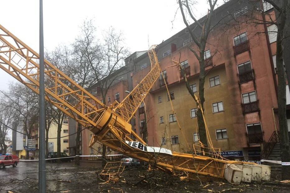 Queda de grua na Guarda faz três feridos