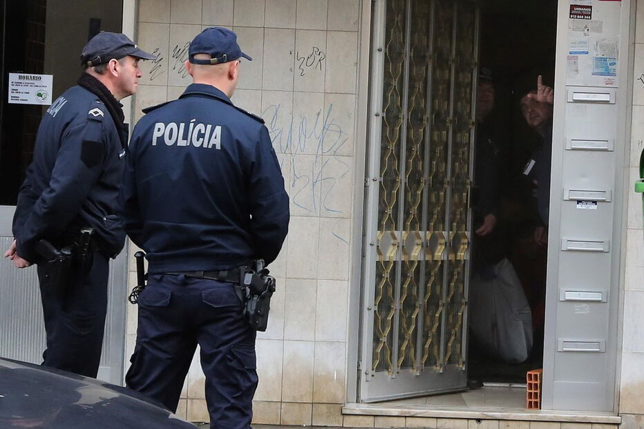 Homem morre ao cair de telhado em Rio Tinto