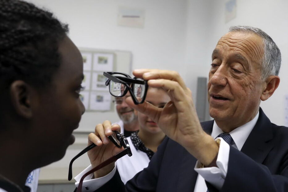 Marcelo Rebelo de Sousa foi à casa Pia ver como se aprende a arte da relojoaria