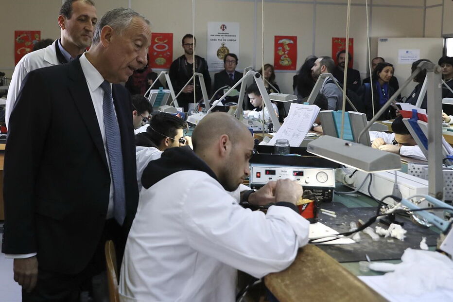 Marcelo Rebelo de Sousa foi à casa Pia ver como se aprende a arte da relojoaria