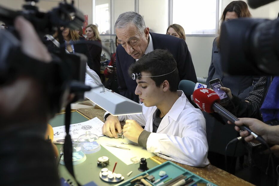 Marcelo Rebelo de Sousa foi à casa Pia ver como se aprende a arte da relojoaria