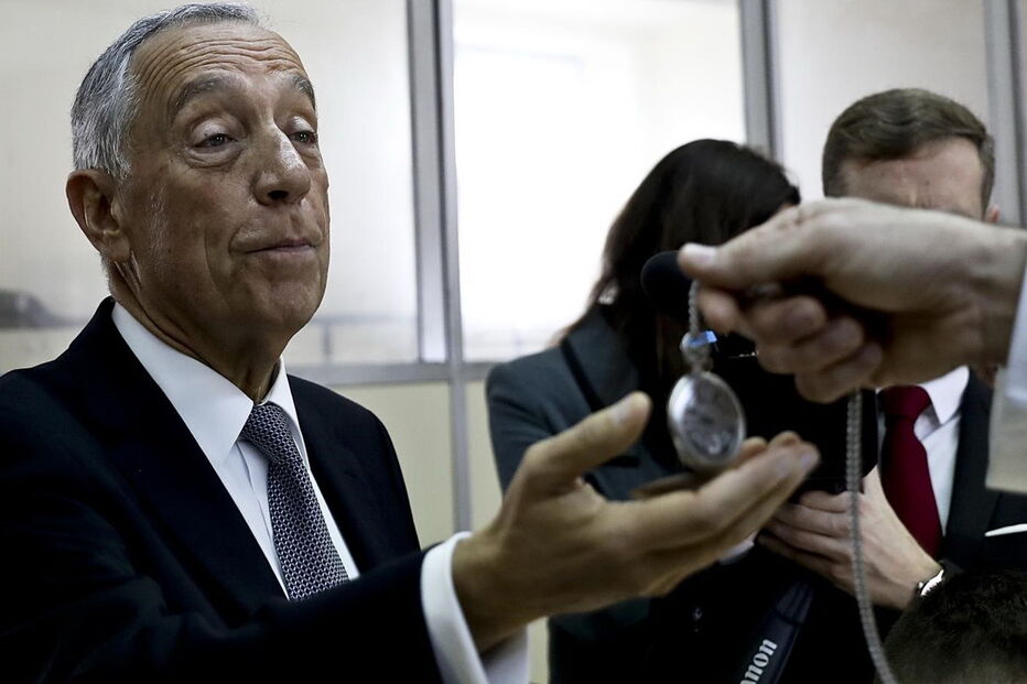 Marcelo Rebelo de Sousa foi à casa Pia ver como se aprende a arte da relojoaria