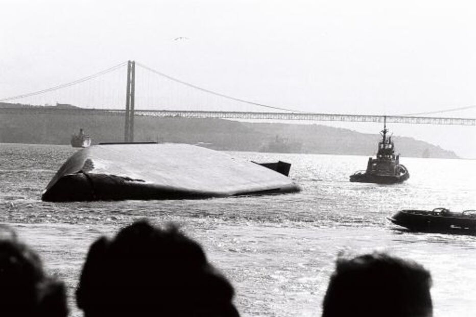 O Tollan naufragou no Tejo em fevereiro de 1980. Só foi removido quase quatro anos depois