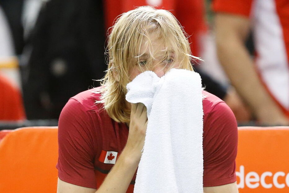 Denis Shapovalov atingiu o árbitro do encontro com uma bola e pediu desculpa pelo comportamento, garantindo que só a queria lançar para fora do court