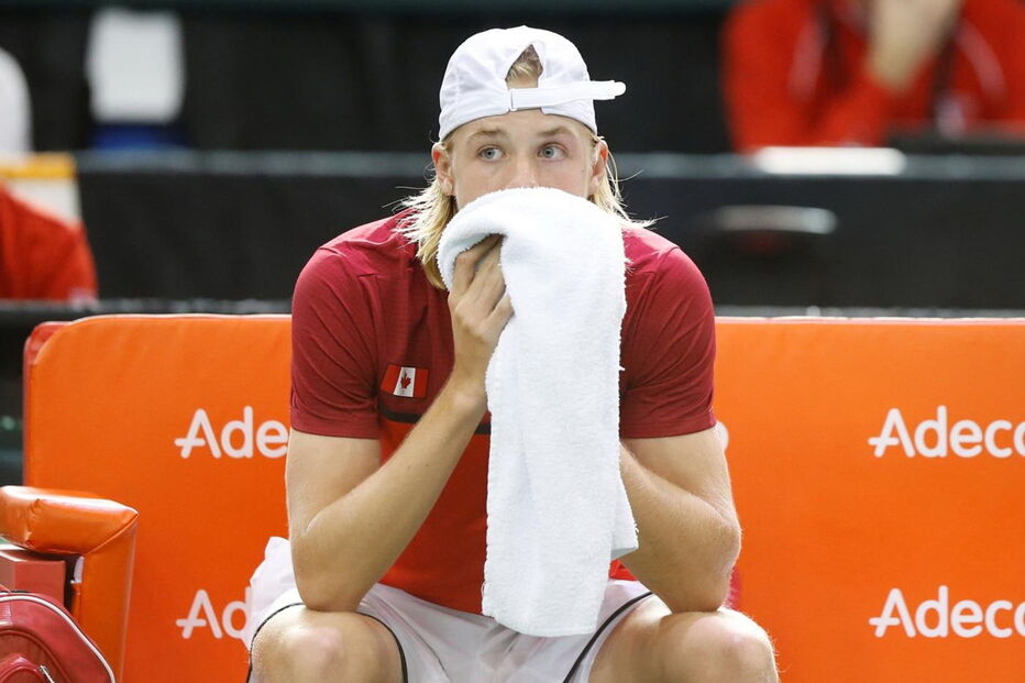Denis Shapovalov atingiu o árbitro do encontro com uma bola e pediu desculpa pelo comportamento, garantindo que só a queria lançar para fora do court
