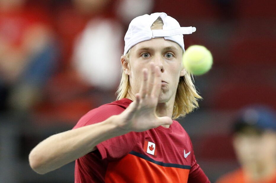 Denis Shapovalov atingiu o árbitro do encontro com uma bola e pediu desculpa pelo comportamento, garantindo que só a queria lançar para fora do court