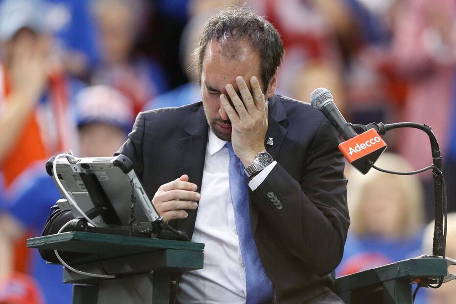 Denis Shapovalov atingiu o árbitro do encontro com uma bola e pediu desculpa pelo comportamento, garantindo que só a queria lançar para fora do court