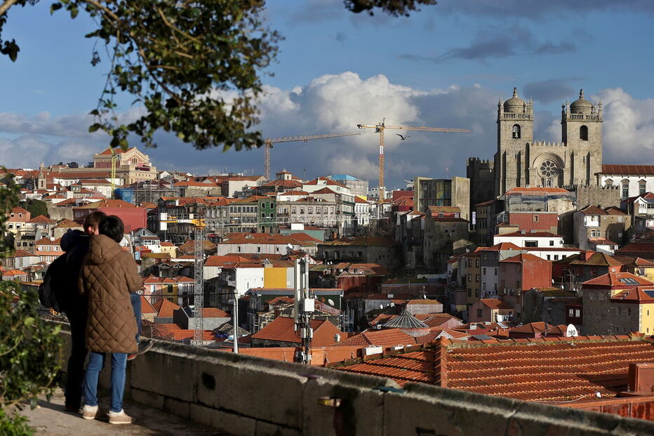 Site elogia paisagens, história, arquitetura, comércio e gastronomia do Porto