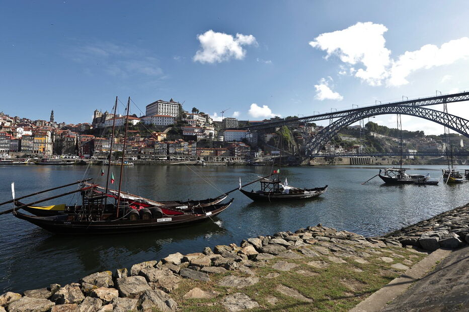 Site elogia paisagens, história, arquitetura, comércio e gastronomia do Porto
