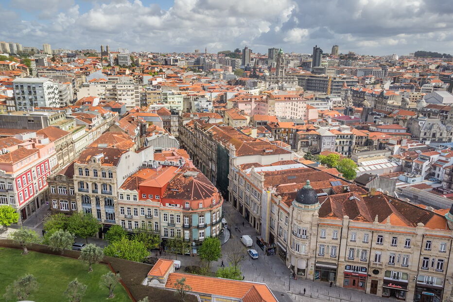 Site elogia paisagens, história, arquitetura, comércio e gastronomia do Porto